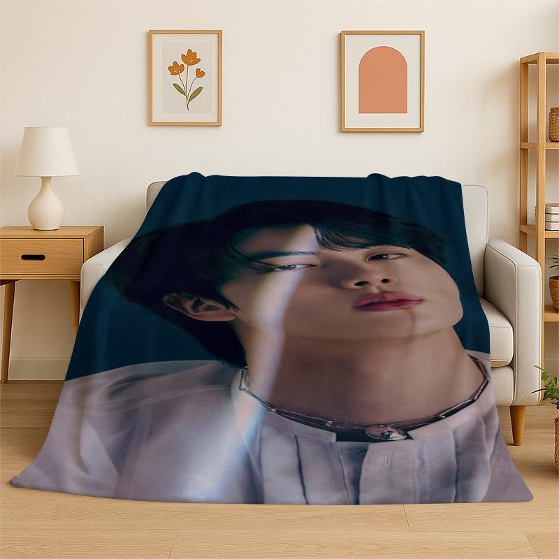 Kpop BBTS Kim Seok Jin Sänger Flanelldecke Weiche Warme Überwurfdecke für Schlafzimmer Wohnzimmer Bett Reise Camping Picknick Geschenk
