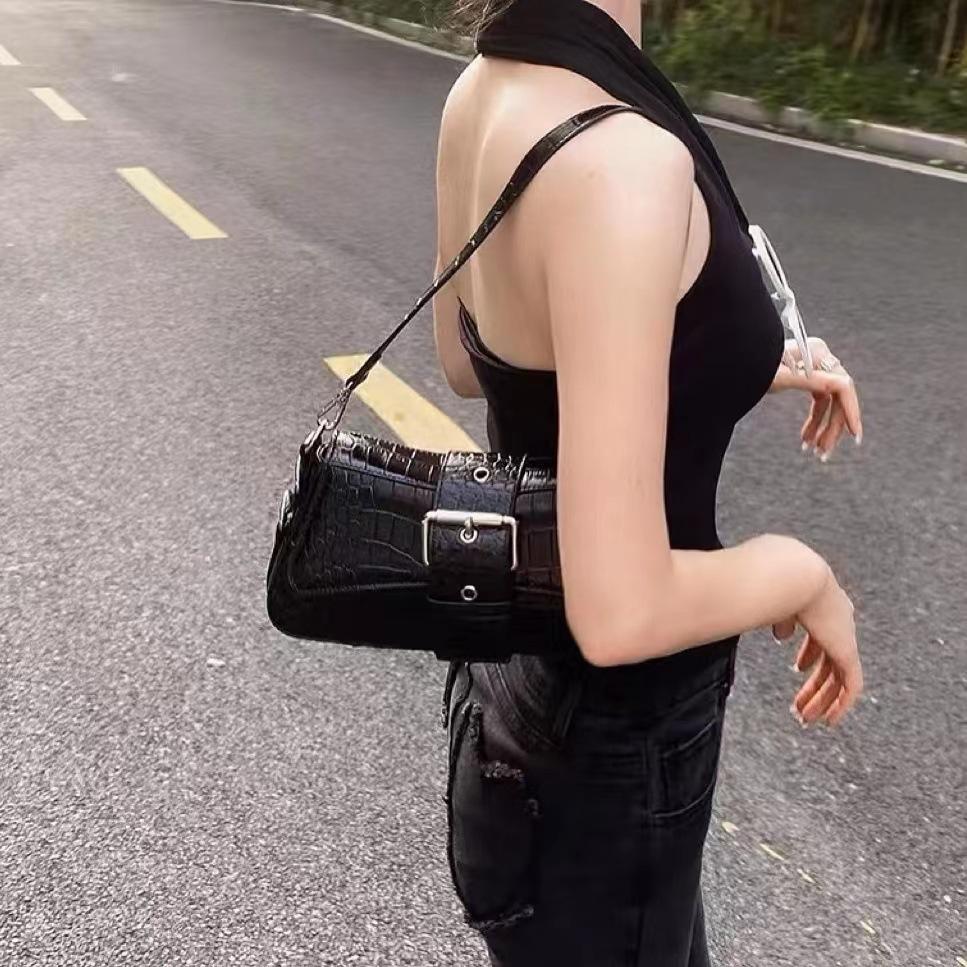 Niche Sweet Cool Babes Fashionable Modern Metal Chain Shoulder Portable Medieval Underarm Bag Method Stick Bag