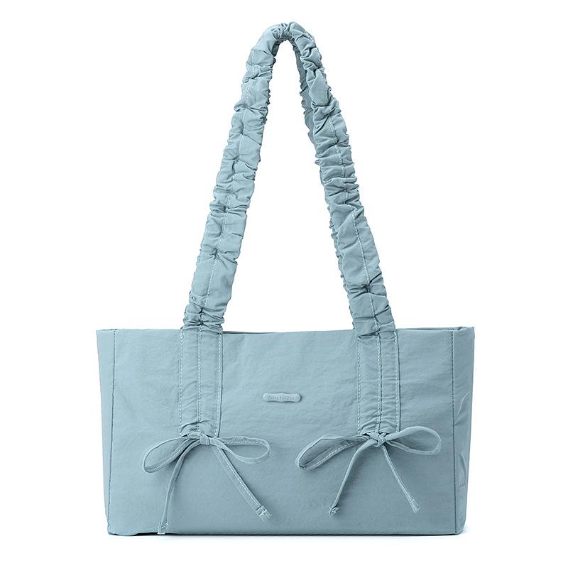 Han Suxi ma tę samą słodką, małą i świeżą plisowaną kokardkę, damską torbę na ramię i worek ściągany o dużej pojemności.