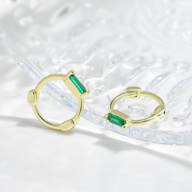 

Mini Green Small Square Earrings, Ear Buckles, French Retro Light Luxury High-end Element Ring, Square Emerald Earrings.