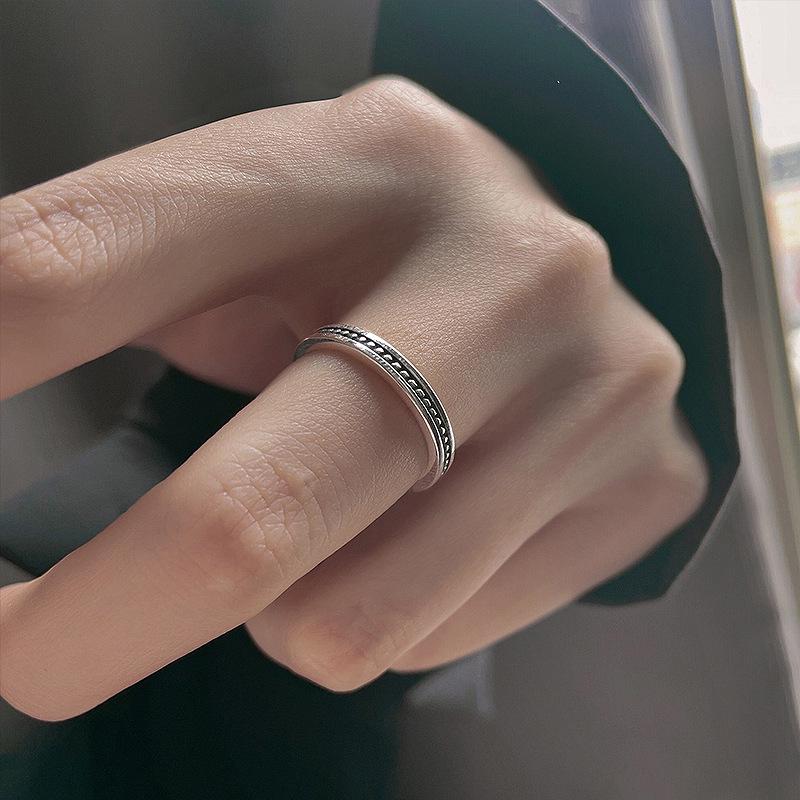 

Унисекс Ретро Кольцо с Открытым Дизайном в Горошек - Простое, Нишевый Дизайн Легкой Роскоши