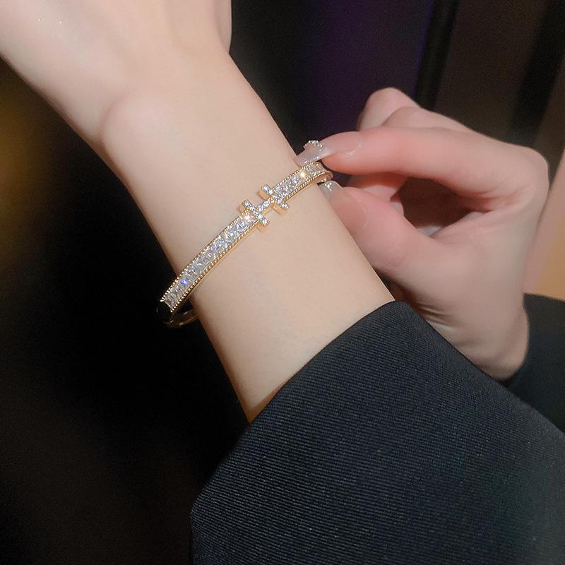 Korean Zircon Letter Buckle Bracelet: Elegant, High-End, Light Luxury Fashion