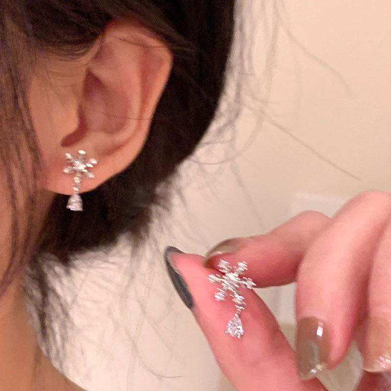 Elegant Zircon Snowflake Stud Earrings: High-End, Versatile, Cold Style Fashion for Women
