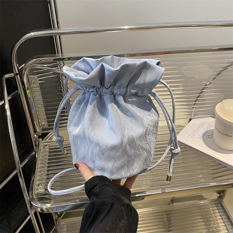 Solid color foreign gas pumping belt small bag women 2025 new Korean version versatile ins bucket bag fashionable shoulder messenger bag