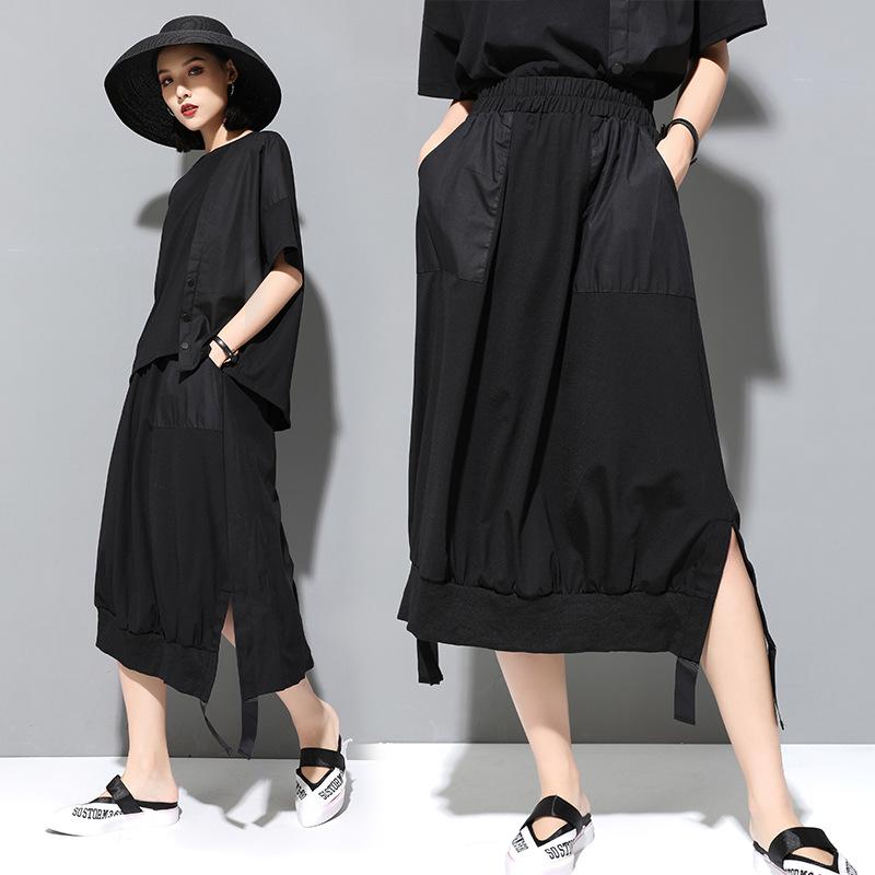 

Летняя женская юбка А-силуэта в темном холодном стиле с разрезом, накладным карманом и эластичной талией XL (130-150 lbs) чёрный