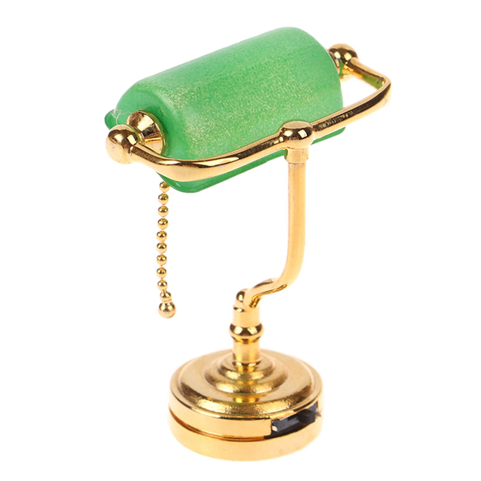 

Миниатюрная светодиодная настольная лампа для кукольного домика в масштабе 1/12 с расписанным вручную зеленым абажуром для элегантного настольного светильника, аксессуар для кукольного домика