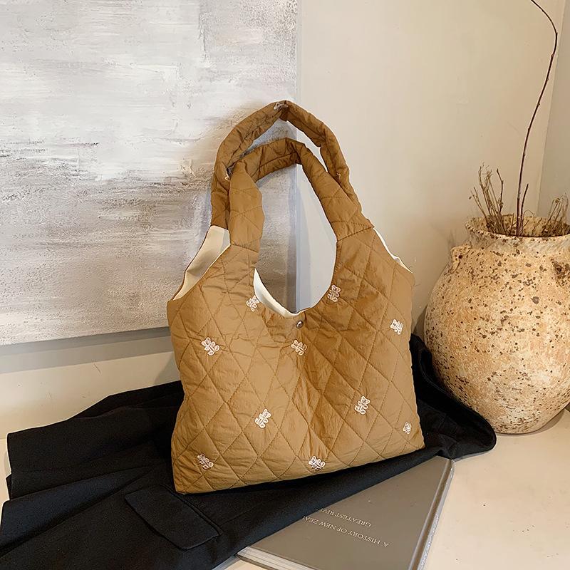 

Корейская версия повседневной женской сумки-подмышки большой вместимости 2025 года новая повседневная сумка-тоут со стразами зимняя модная пуховая сумка коричневый