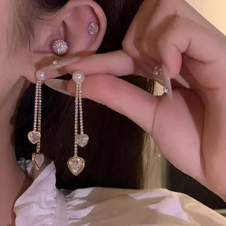 High-End Heart Tassel Earrings: Slimming, Long Dangle for Round Faces - Luxurious and Niche Design