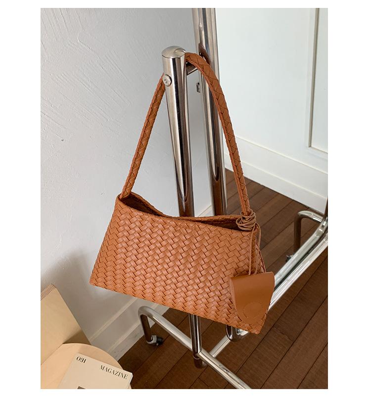 Retro commuter woven handbag women s 2025 new large-capacity underarm bag, foreign versatile single shoulder tote bag