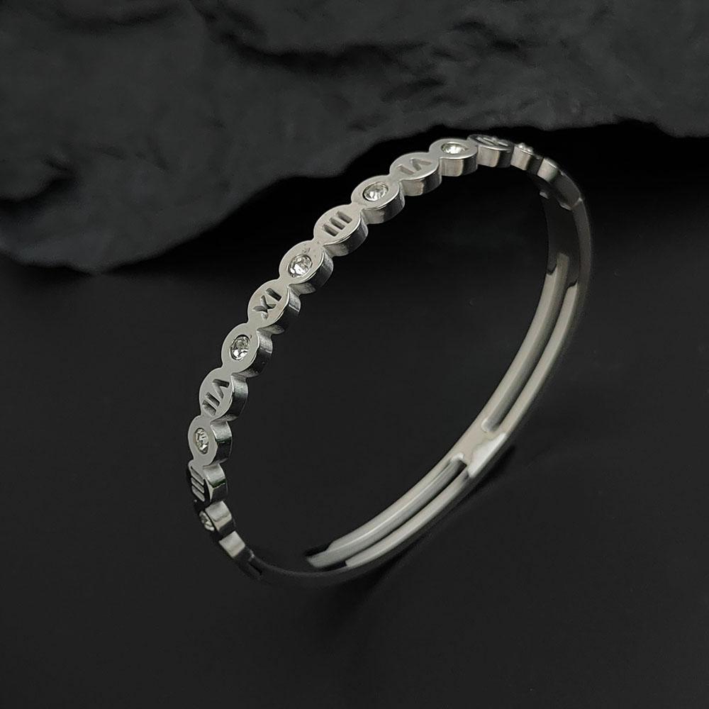 

Charming Roman Numeral Zircon Gold-plated Stainless Steel Women s Bracelet Waterproof and Rust-free Worn By Couples серебряный