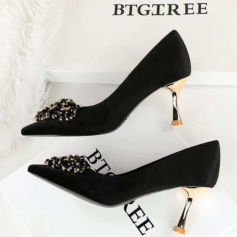 Fashion New Beaded metal flower Women Pumps Luxury banquet shoes Women 7 cm heels Stiletto Suede kitten high heels Female party shoes