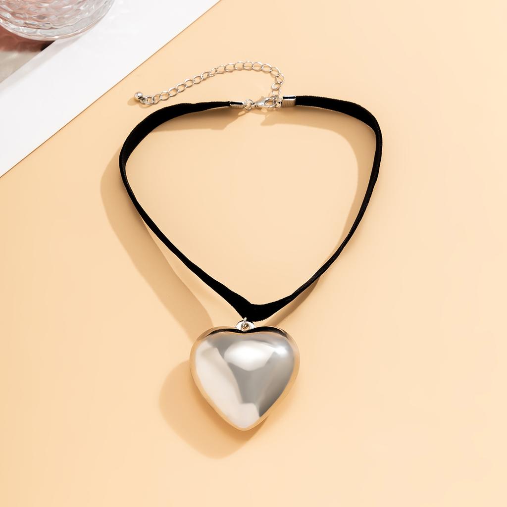 Chunky Black Flannelette With Big Heart Pendants Necklaces for Women Trendy Short Choker Collar 2026 Fashion Jewelry Accessories