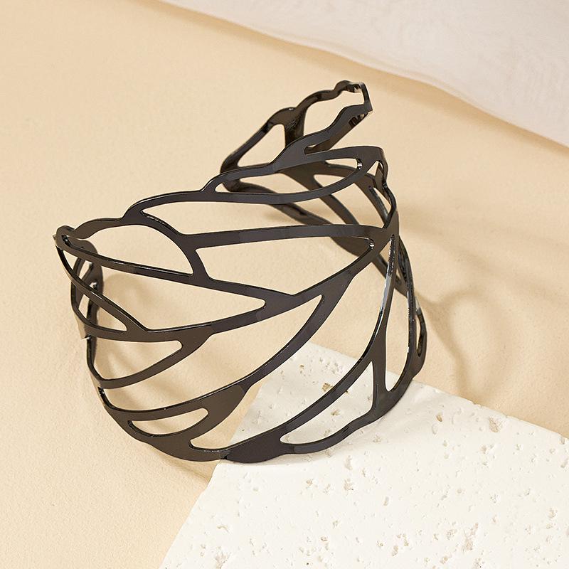 

Stylish Leaf Design Hollow Out Bracelet for Women - Trendy and Chic