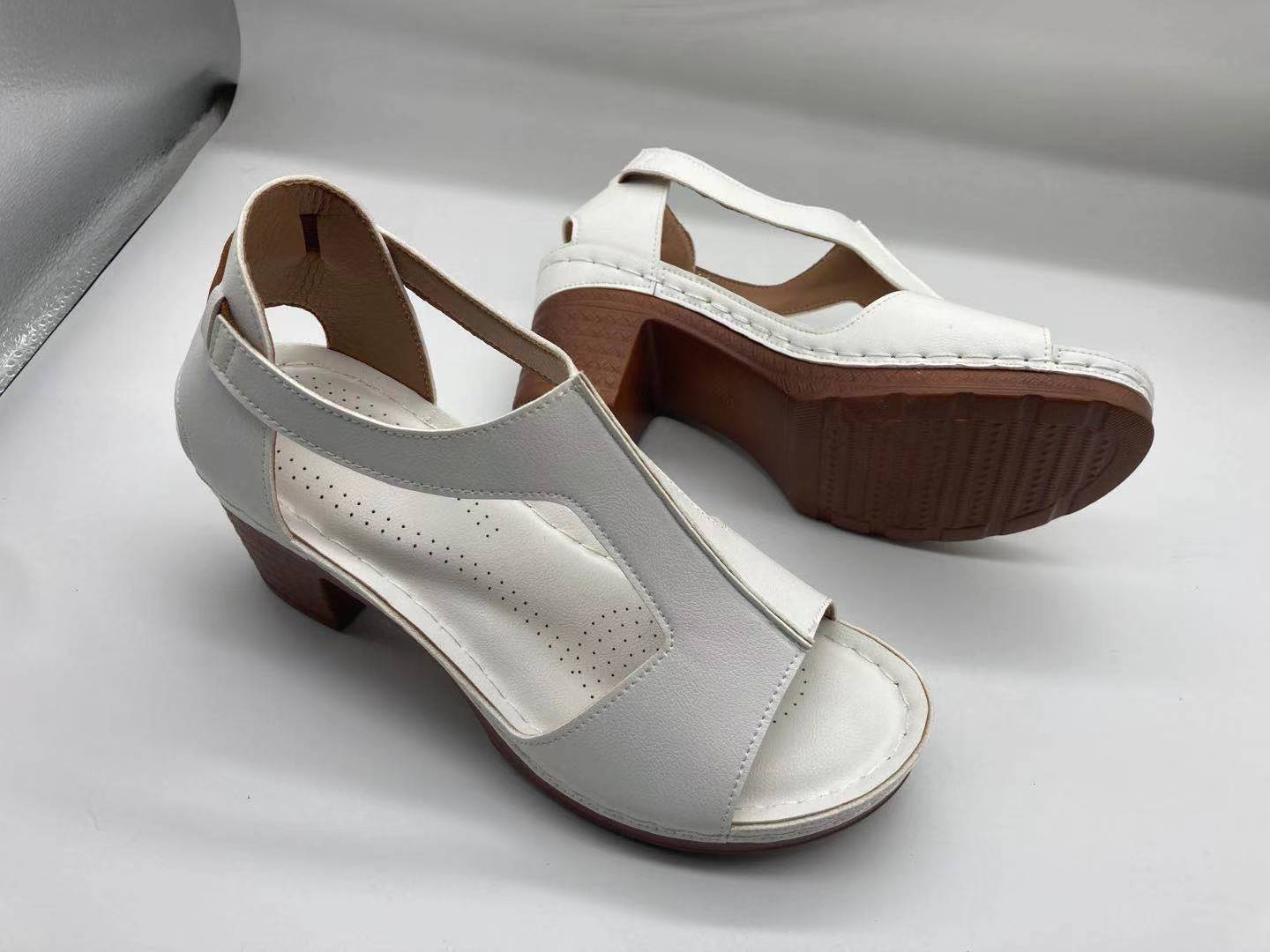 

20252025 лето новые сандалии на танкетке большого размера для внешней торговли с открытым носком и пряжкой в римском стиле на высоком каблуке 41 белый