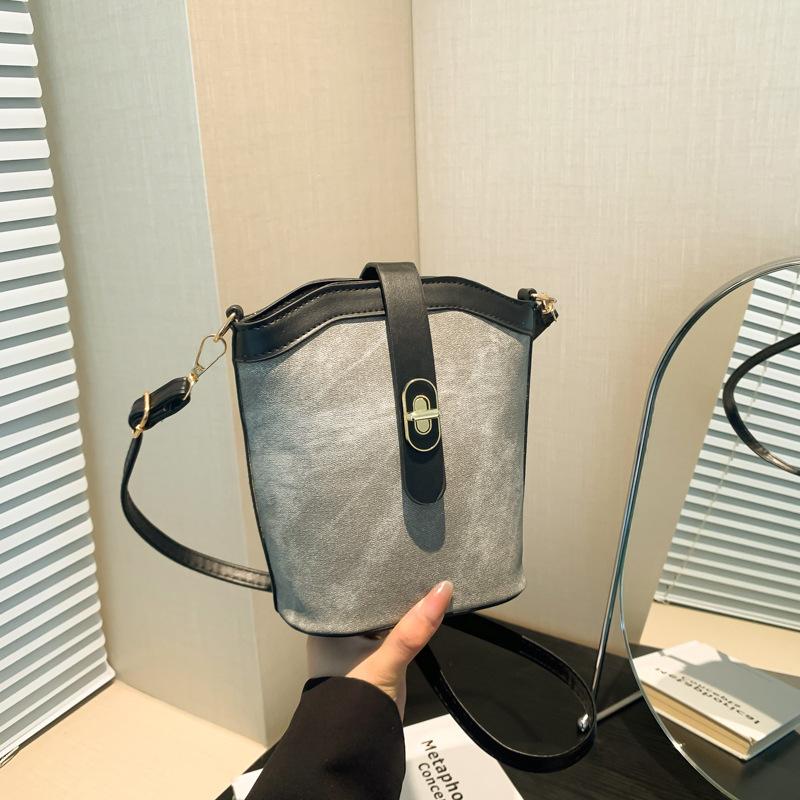 Retro Niche Bag Women's Bag 2025 New Popular Aesthetic Summer Texture Messenger Bag Fashionable Shoulder Bucket Bag