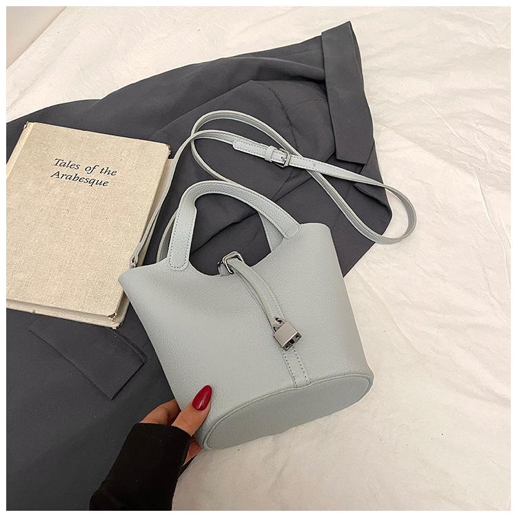 Beliebte tragbare Eimertasche Damen Frühling und Sommer 2025 Neue einfache und lässige Umhängetasche Modische Umhängetasche