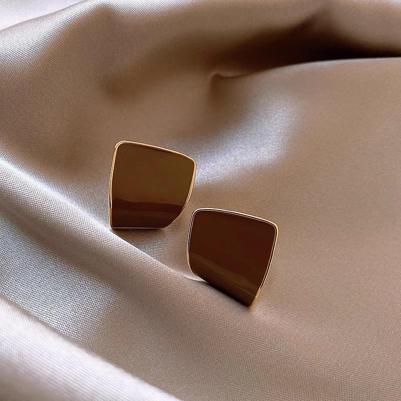Silver Needle Clover Stud Earrings: Retro Hong Kong Style, Elegant and Fashionable Women's Luxury Jewelry.