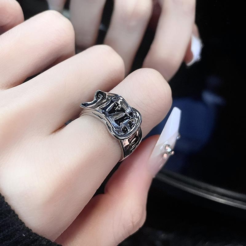 

Емаль Крапельна Олія Квітка Тюльпан Білий Чорні Літери Французький Місяць Високоякісний Нішевий Дизайн Мода Відкрите Кільце Adjustable opening