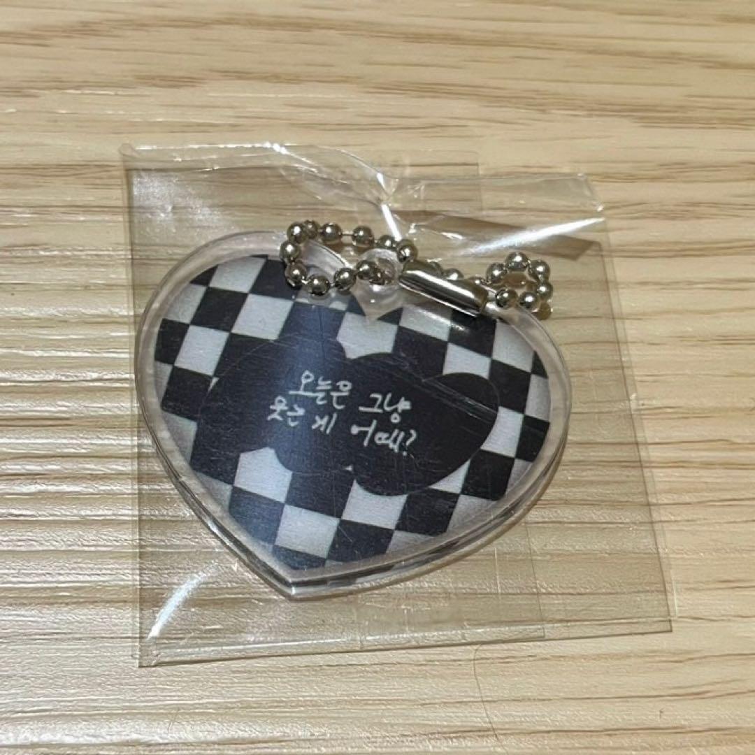 

[Б/У] Бонусный брелок для ключей SF9 LOVE RACE Pop-up Cafe Taeyang