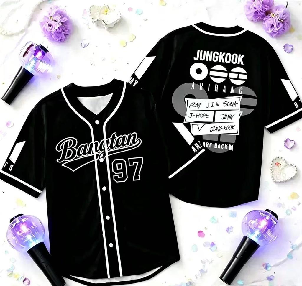 Kpop BTS Baseball Trikot Lila Kurzarm Cardigan Koreanische Streetwear Fan Support Hemd mit Knöpfen Konzertbekleidung für Damen und Herren