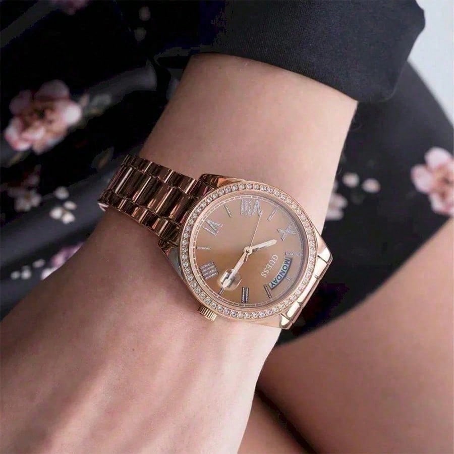 

Guess 1 Pc Women’s Gold-Tone Stainless Steel Watch with Black Sunray Dial Resistant for Everyday Chic GW0307L3