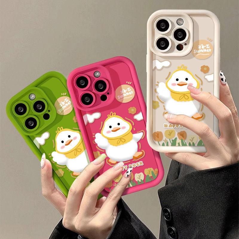 Cute little yellow duck is suitable for iPhone17promax mobile phone case 16/17 fine hole 17pro explosion 15 soft case 14