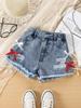 Stylische Jeans-Shorts für Mädchen: Used-Look & Ausgefranste Details, Rot-Weiße Seitenbänder, Ausgefranster Saum – Eine Mischung aus süßen & rockigen Styles