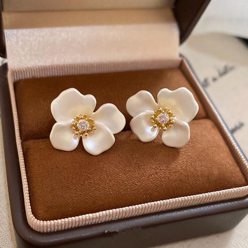 

Acrylic White Camellia Flowers Stud Earrings for Women Fashion Temperament Zircon Earring Party Wedding Jewelry Wholesale