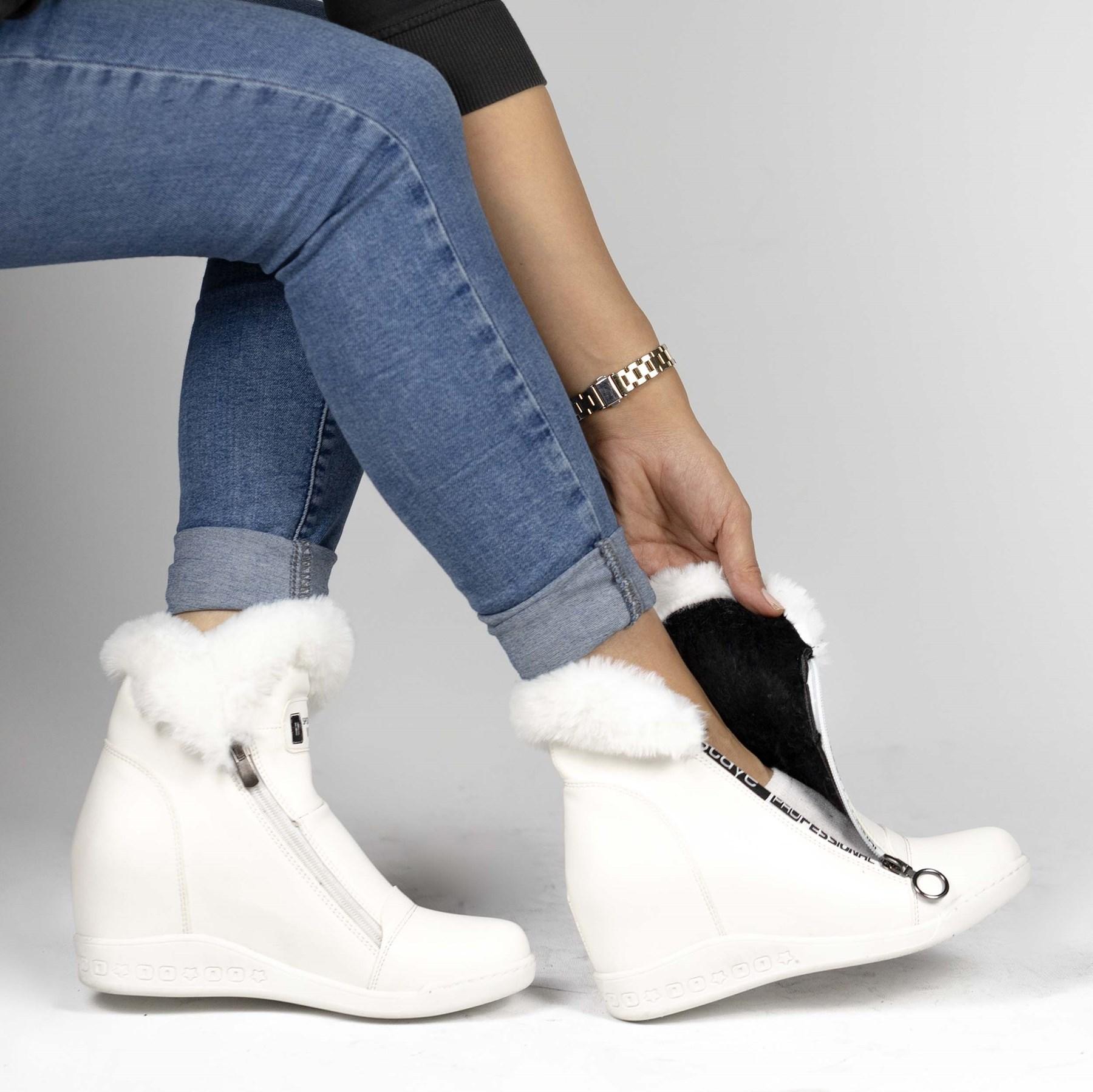 

Женские зимние сапоги на танкетке с подкладкой из искусственного меха