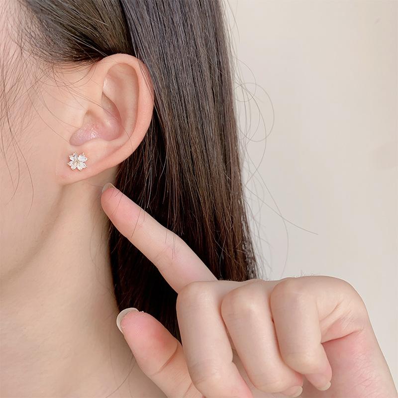 Premium Sense Flower Ear Bone Studs Female Screw Screw Clasp Sleep Free Picking New Four Leaf Clover Earrings