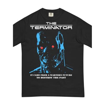 Unisex lässiges T-Shirt mit normaler Passform - *Terminator 2* Edition. Ein einfaches schwarzes T-Shirt mit Rundhalsausschnitt und kurzen Ärmeln, verziert mit einem hochwertigen Aufdruck - Das Perfekte