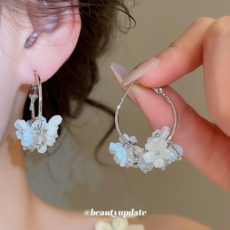 Small fresh blue and white gradual change flower earrings niche design earrings light luxury holiday wind gentle sweet earrings women