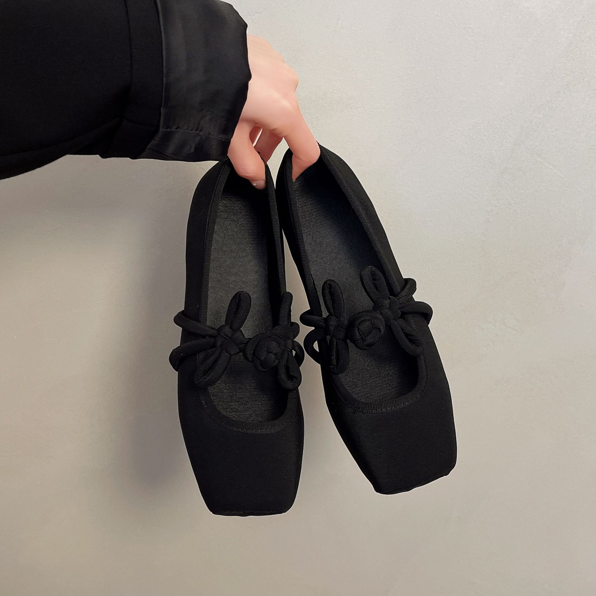 

Red shallow single shoes, female gentle fairy, evening breeze flat bottom with skirt, spring and summer 2025 new Doudou shoes 35