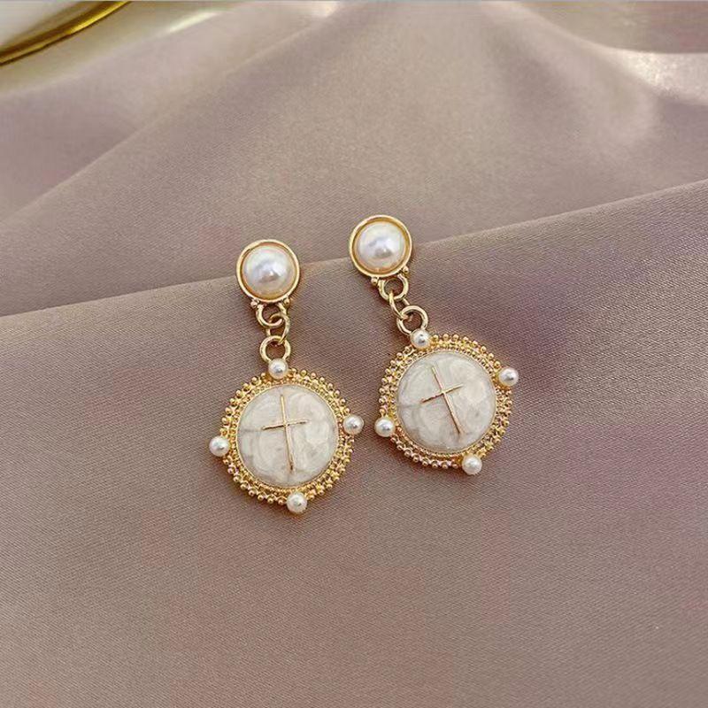 

Жіночі круглі висячі сережки із золотими перлами