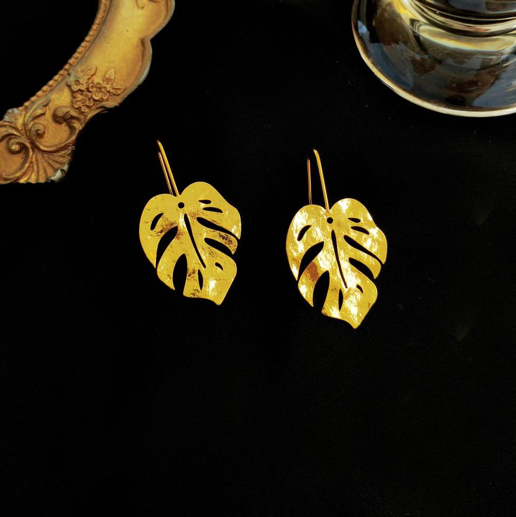 Elegant Retro Leaf Dangle Earrings: Trendy Personalized Accessories for Women