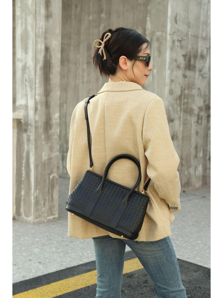 Handgewebte Umhängetasche aus echtem Schaffell für Damen mit großem Fassungsvermögen