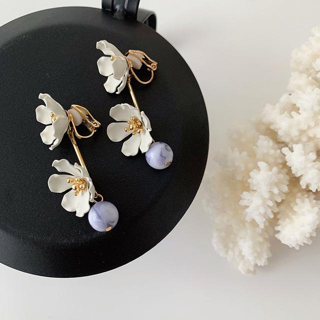 

Летние новые корейские элегантные металлические белые фиолетовые лепестки цветочные подвески клипсы на серьги-клипсы без отверстия для женщин-леди