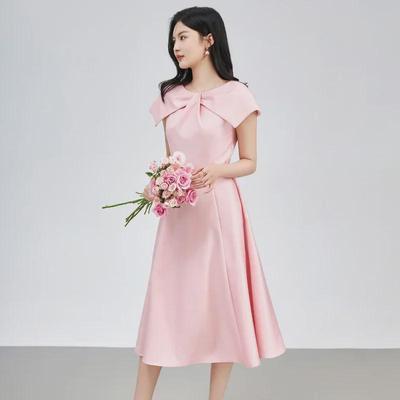 Elegancka sukienka slim z rękawami pelerynowymi w stylu francuskim