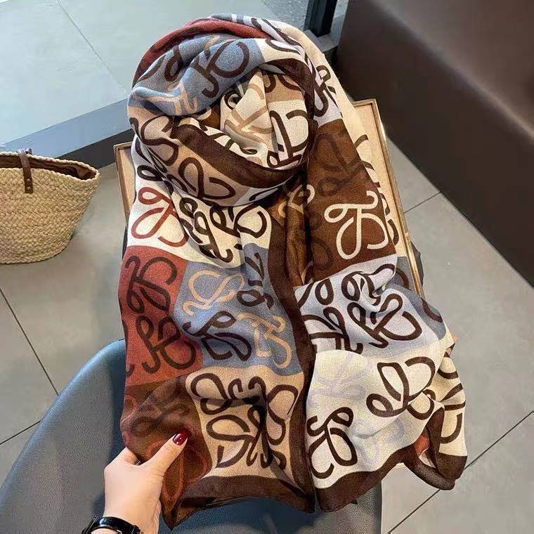 Luxusní značka Podzim a Zima Ženy Nový styl Móda Barva Sladěný Potisk Hedvábný šátek Lady Populární Pokrývka na hlavu Plážový šátek