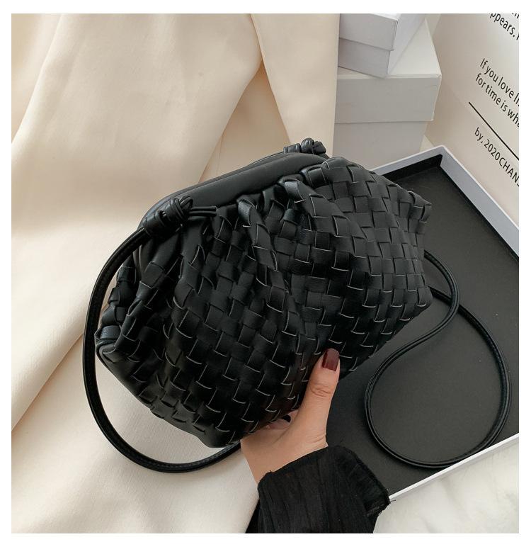 Ny höst dam liten väska ny trendig mode damväska flätad axel molnväska nät budbärare väska