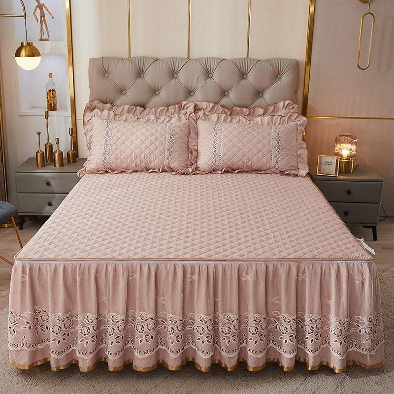 3er Set Herbst/Winter Verdicktes Kunstkristall Samt Stepp Herz Patchwork + Erhöhte Spitzenschicht mit Trägern: 1 Stück Bettrock + 2 Stück Kissenbezüge