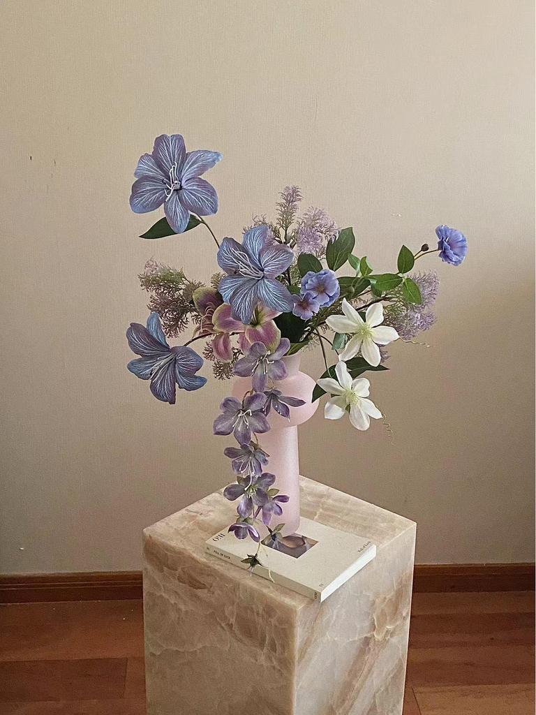 Grădina lui Monet Flori Artificiale Mov: Aranjament Decorativ pentru Fotografii și Vitrine.