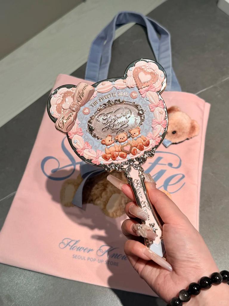 Flower Knows Limited Edition Pastel Roze Blauw Esthetische Handspiegel met Poederdons En Canvas Draagtas voor Make-up Liefhebbers