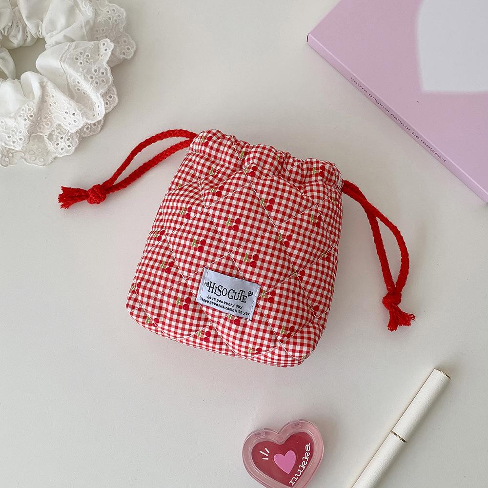 Hochwertig aussehend Mini Kirsch karierte Kordelzug Kosmetiktasche, Baumwoll gesteppte Kordelzug Geschenktasche für Damen und Mädchen