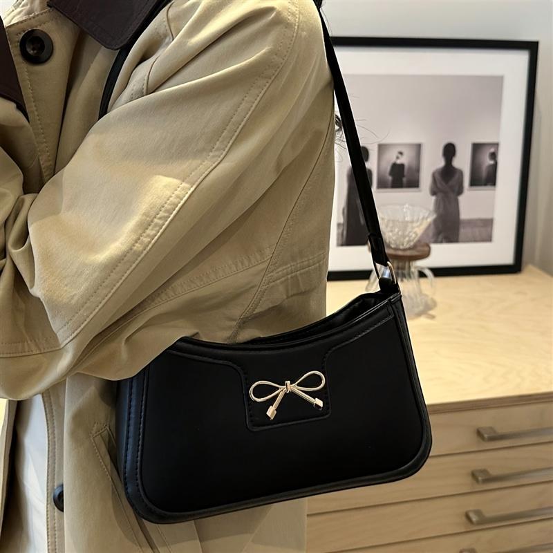 Schicke Schwarze Halbmond-Schultertasche für Damen Elegante Unterarmtasche mit Goldener Te-Schleife Stilvolle PU-Tragetasche mit Polyesterfutter