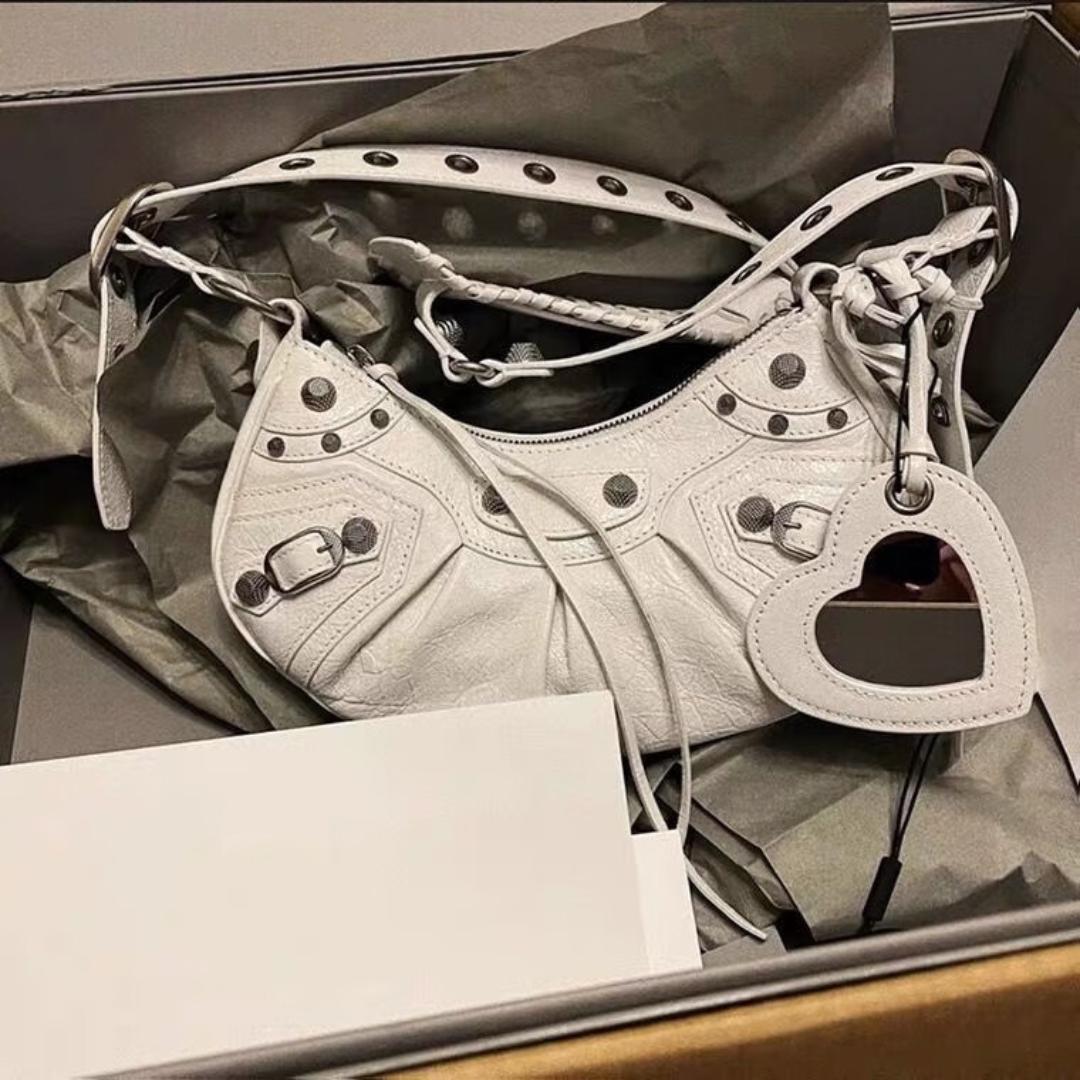 

Сумка подмышки Сумка через плечо с заклепками и кисточкой 3-в-1 в форме полумесяца для женщин шириной 33 см, высотой 8 см и высотой 16 см белый