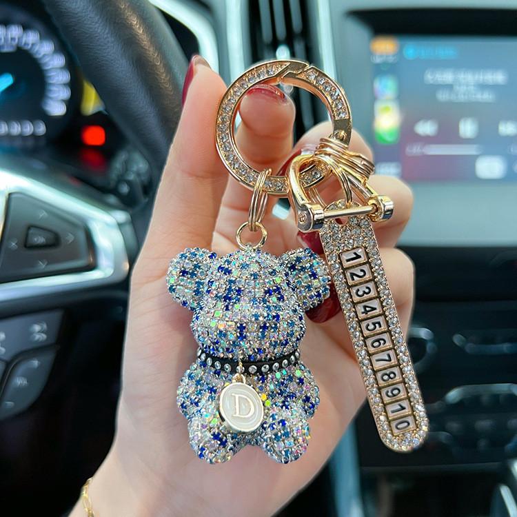 Portachiavi per Auto Orsetto Seduto Full Diamond alla Moda Selezione Alfabeto Creativa Targhetta Numero con Strass Decorativa Portachiavi Anti-smarrimento