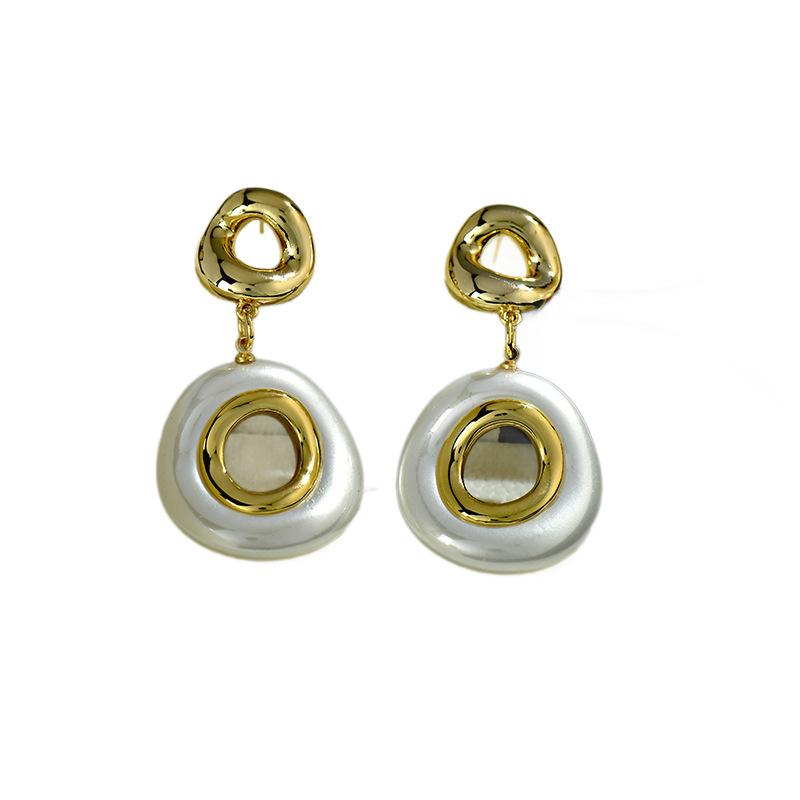 

Light Luxury and High-end White Geometric Earrings, Women s Earrings, Fashionable and Exquisite, Niche Earrings, French Design Sense