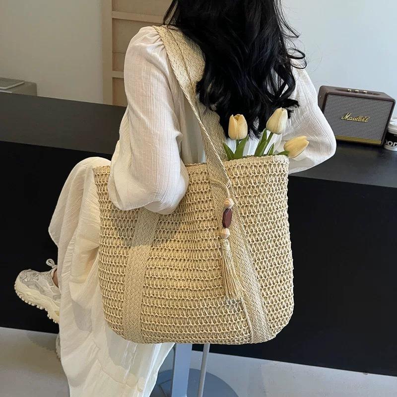 Fashion single shoulder straw woven beach wrapping machine weaving straw woven bag mahogany pendant large capacity woven bag tote bag