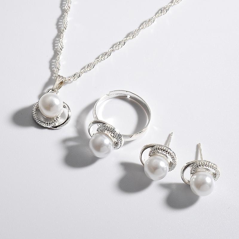 Delicato Set Matrimoniale per Donna con Orecchini, Anello e Collana a Forma di Farfalla e Fiore di Perle Finte